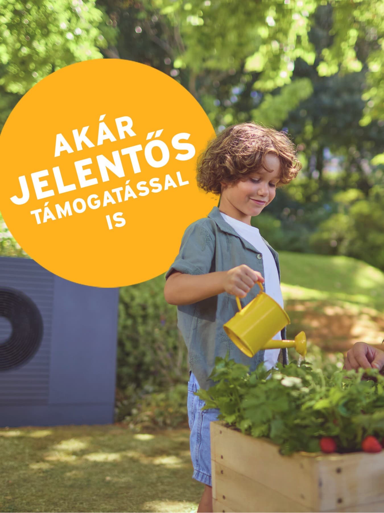 Egy férfi és fia kertészkednek egy „Most akár 75% támogatást kaphat” táblával a háttérben. Hőszivattyú kültéri egysége a kertben