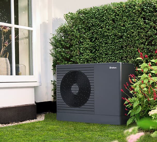 az aroTHERM plus egy ház előkertjében