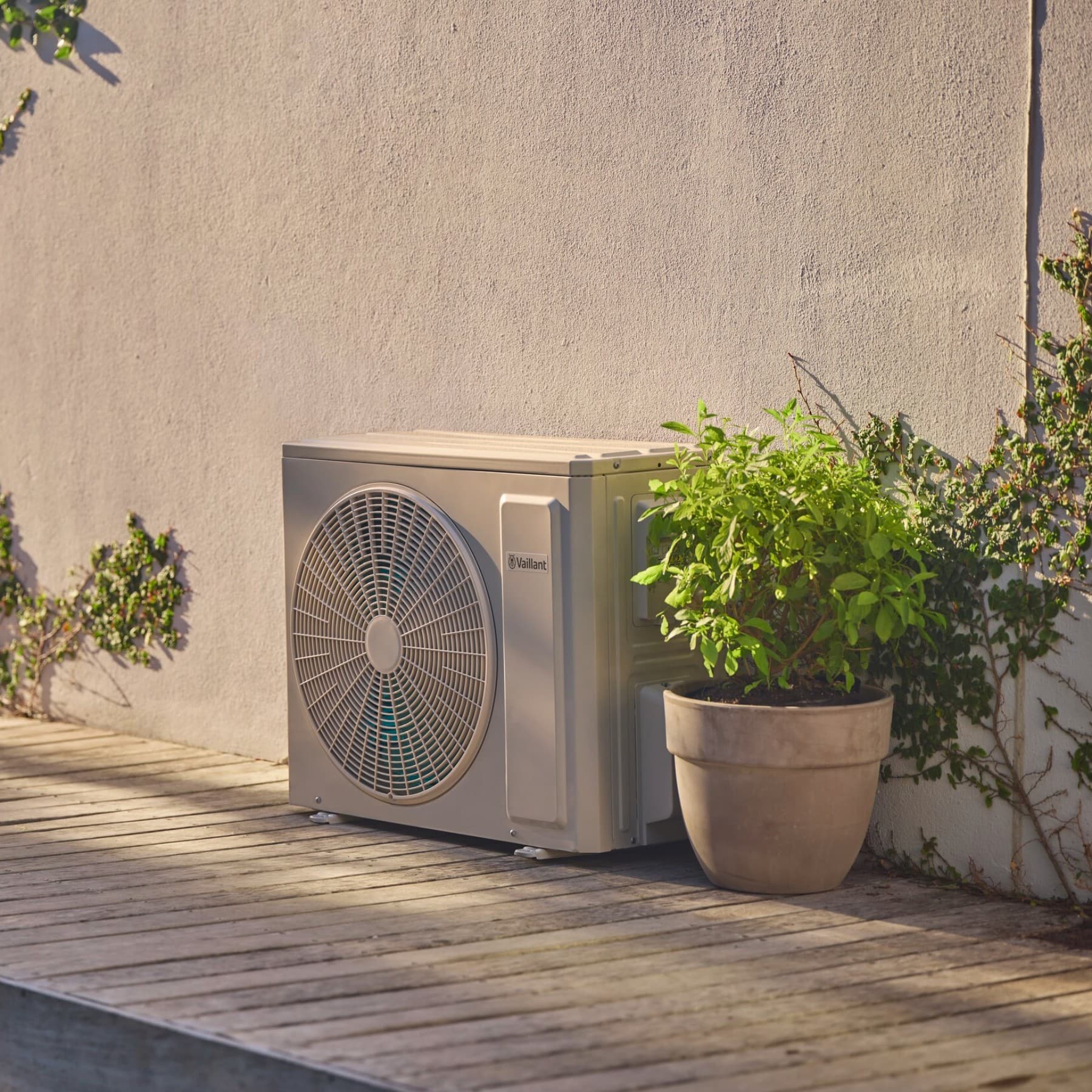 Vaillant levegő-levegő hőszivattyú a ház falán kívül.
