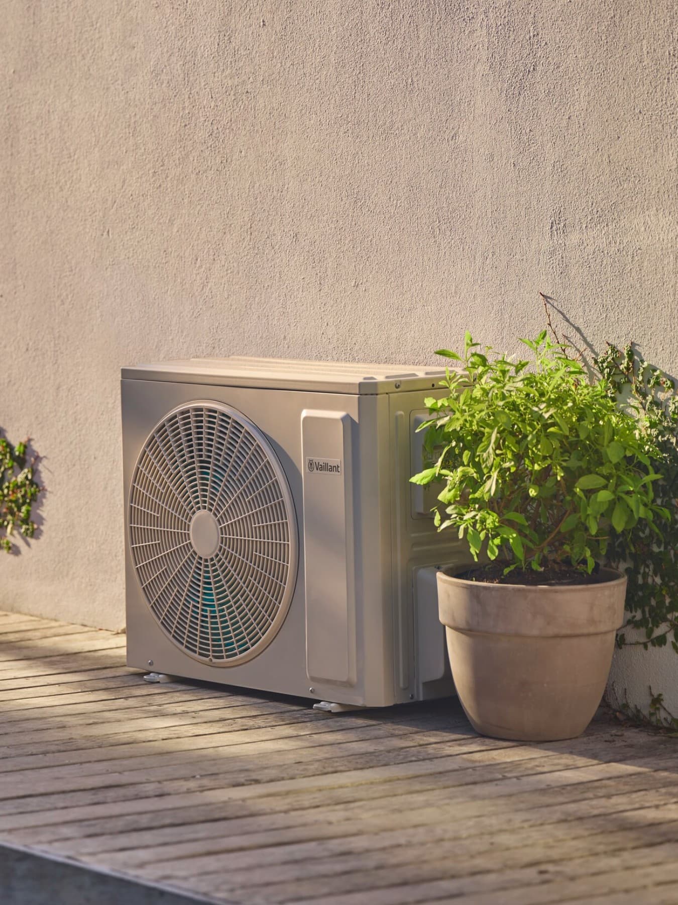 Vaillant levegő-levegő hőszivattyú a ház falán kívül.