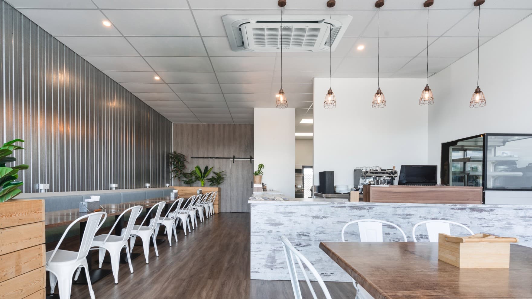 Kazettás ventilátoros konvektor egy étteremben