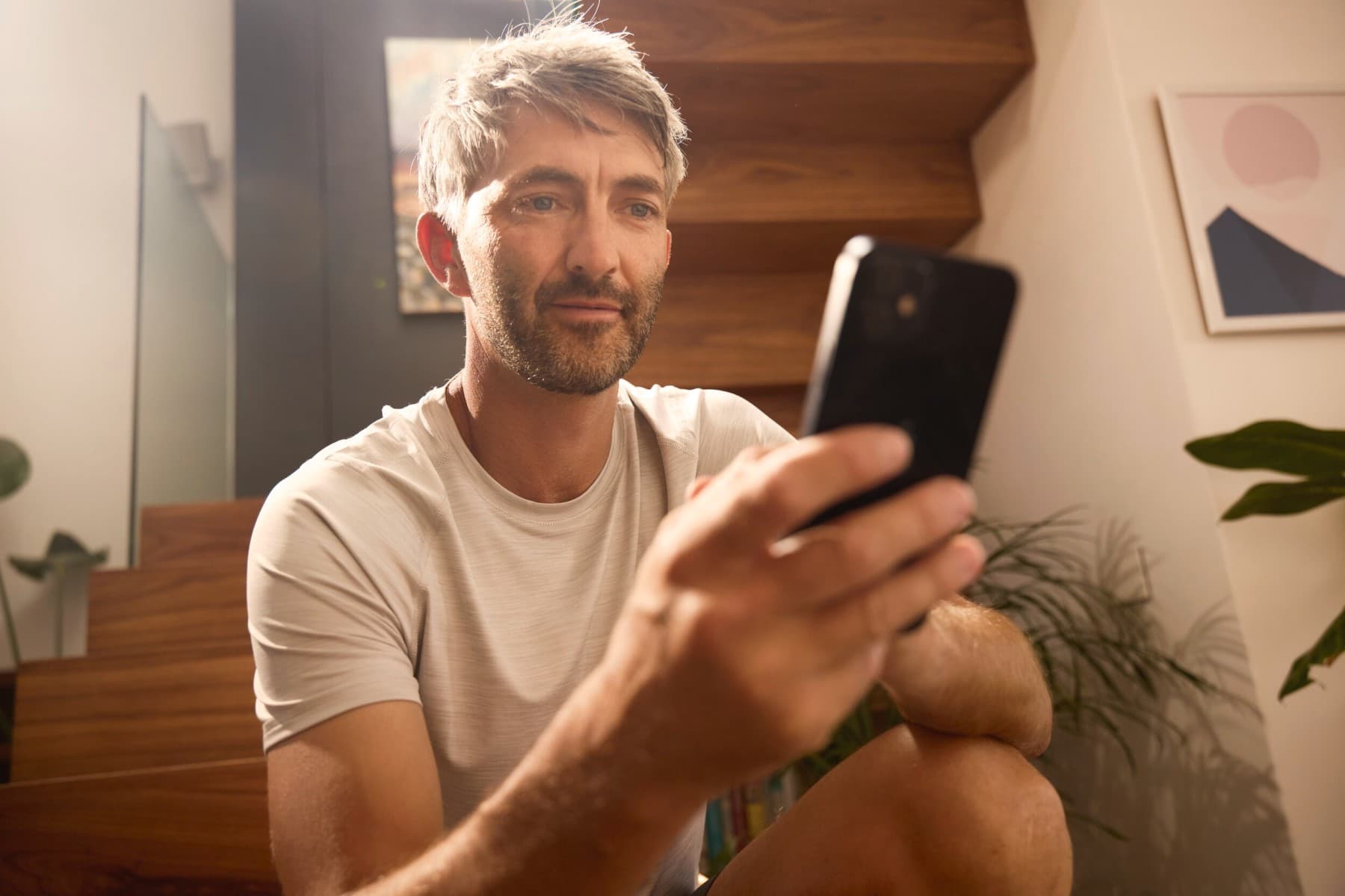 Férfi mobiltelefonját használja