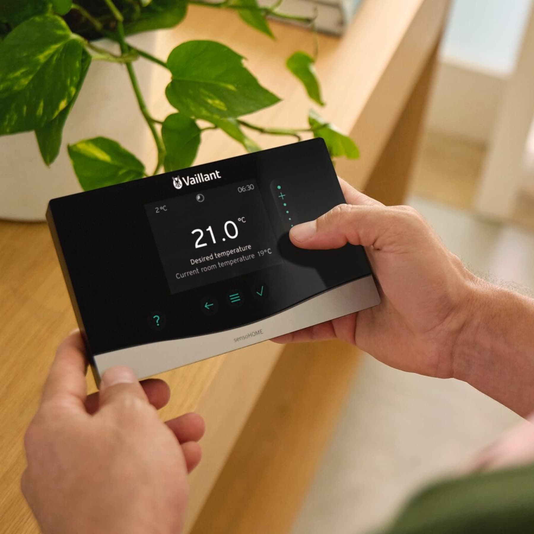 Egy férfi egy vezérlőt néz