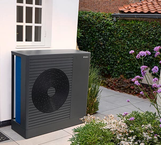 aroTHERM pro levegő–víz hőszivattyú az ablak alatt