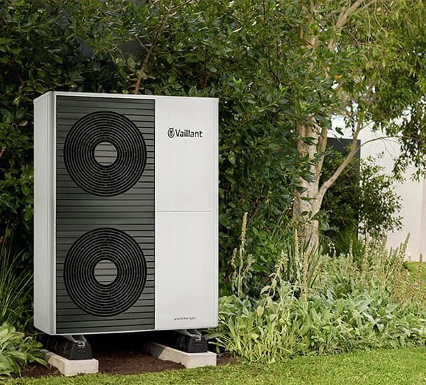 aroTHERM Split levegőhő-szivattyú a kertben