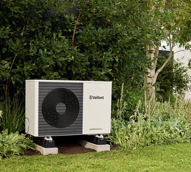 aroTHERM Split plus levegőhő-szivattyú a kertben