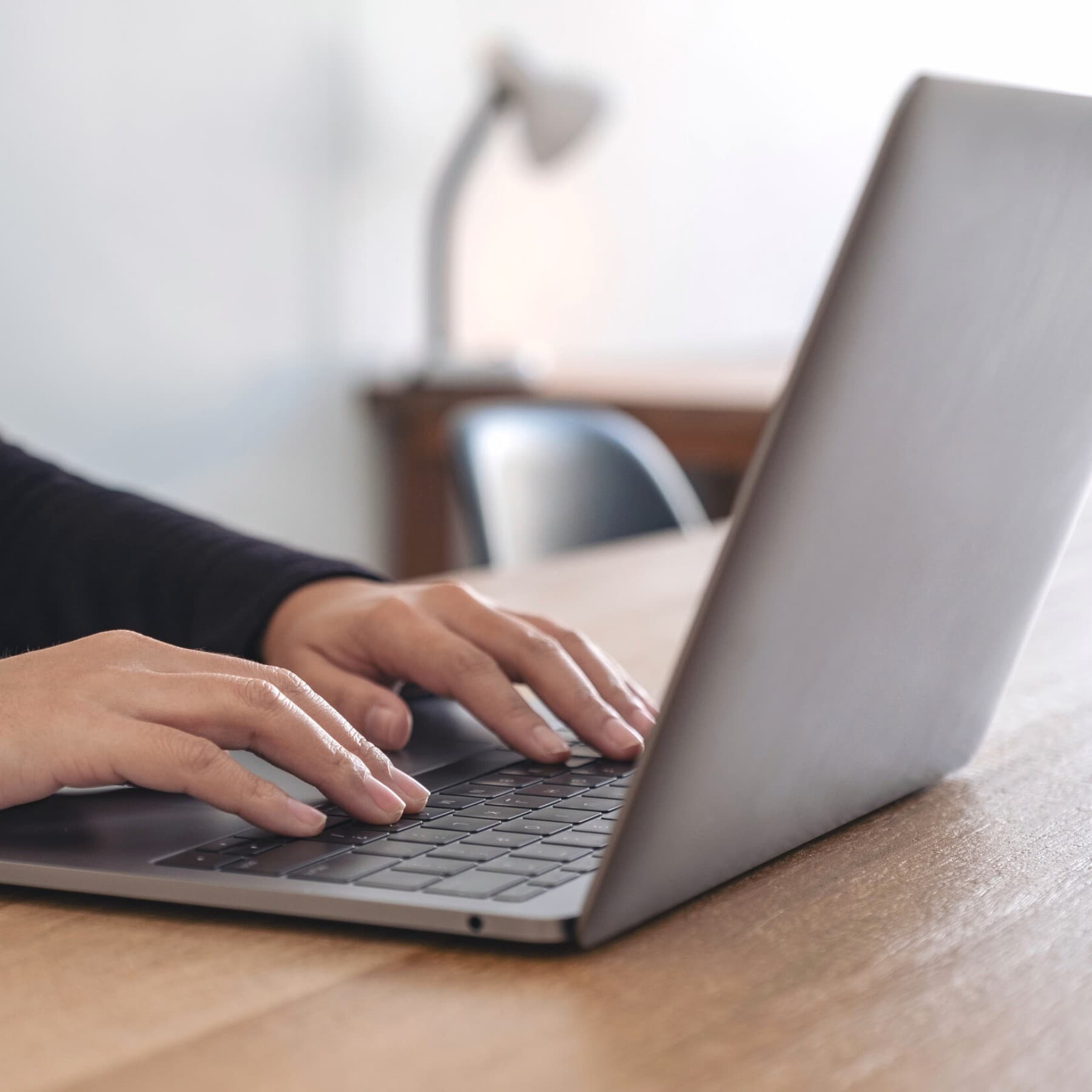 Laptopon dolgozó személy