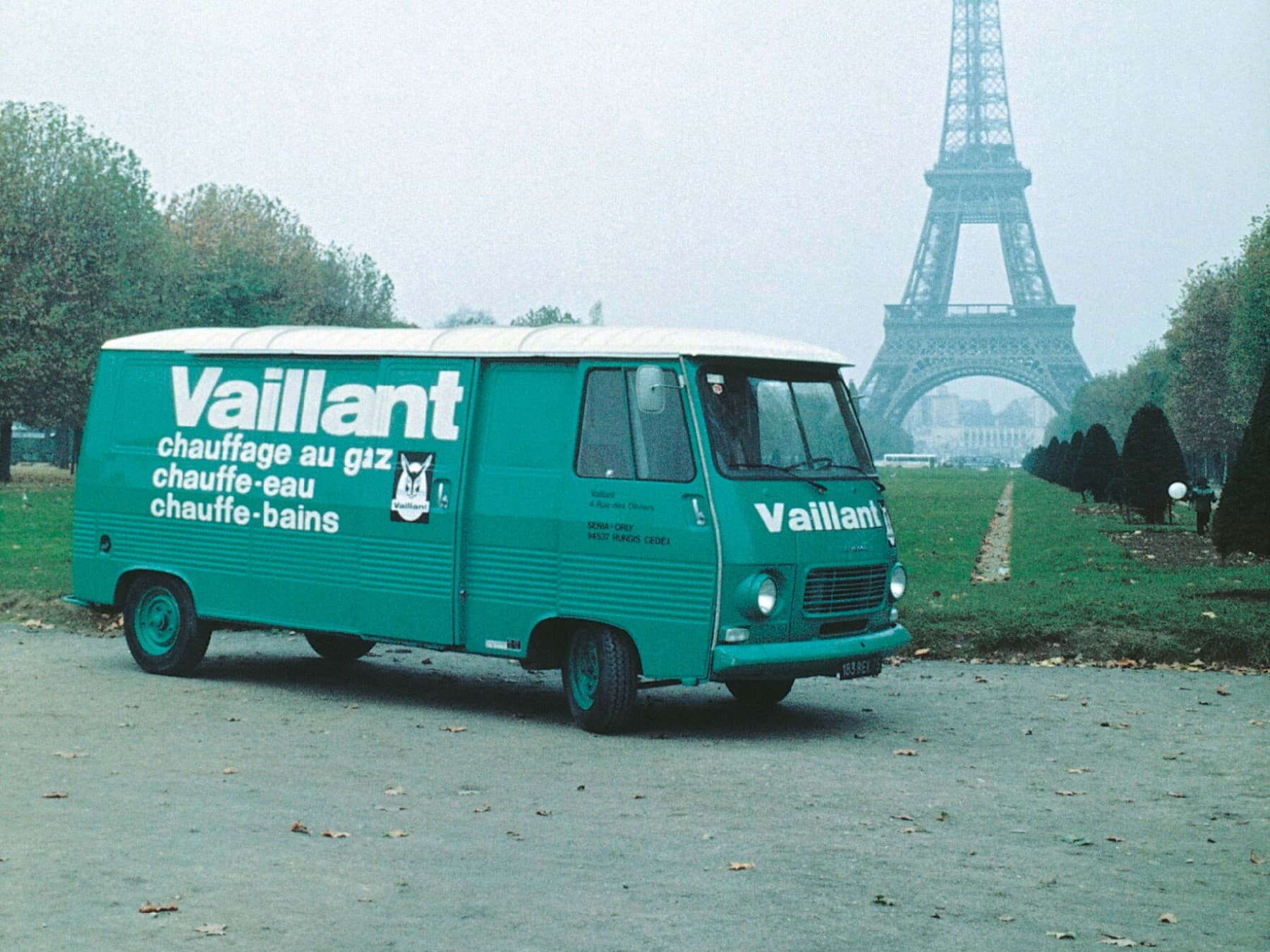 Johann Vaillant egy hőszivattyúhoz támaszkodva