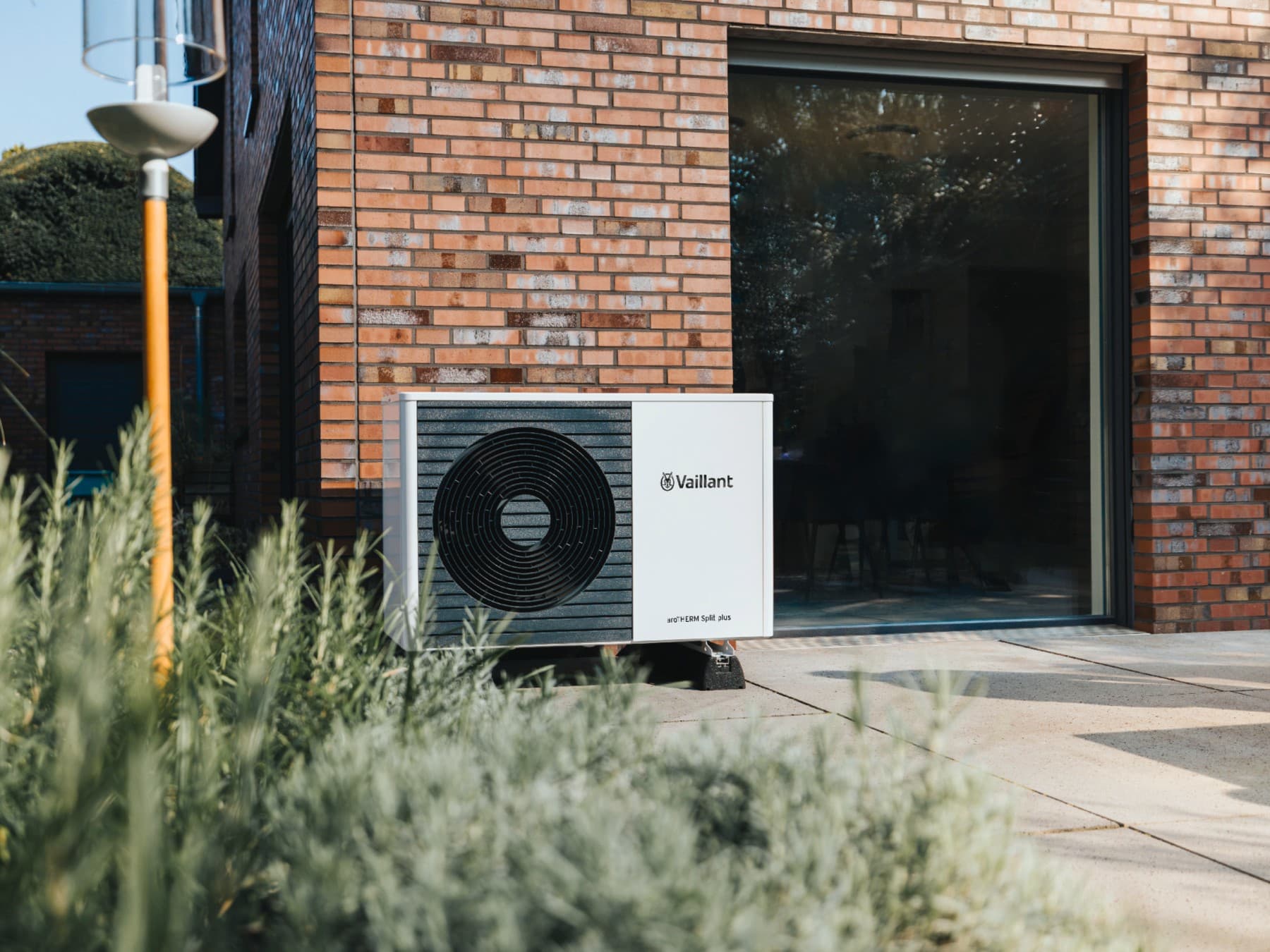 Vaillant hőszivattyú egy modern épület előtt