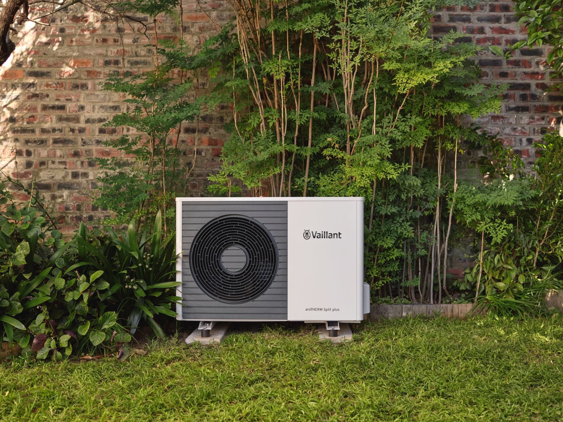 aroTHERM Split plus egy ház előtt