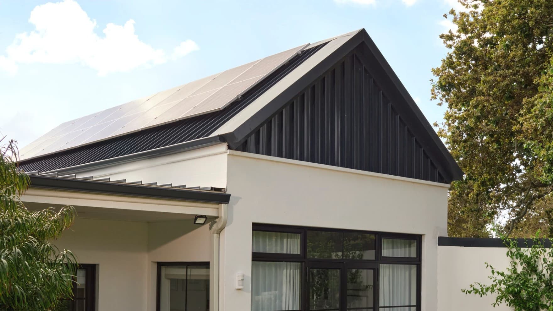 Fotovoltaikus modulokkal ellátott tető