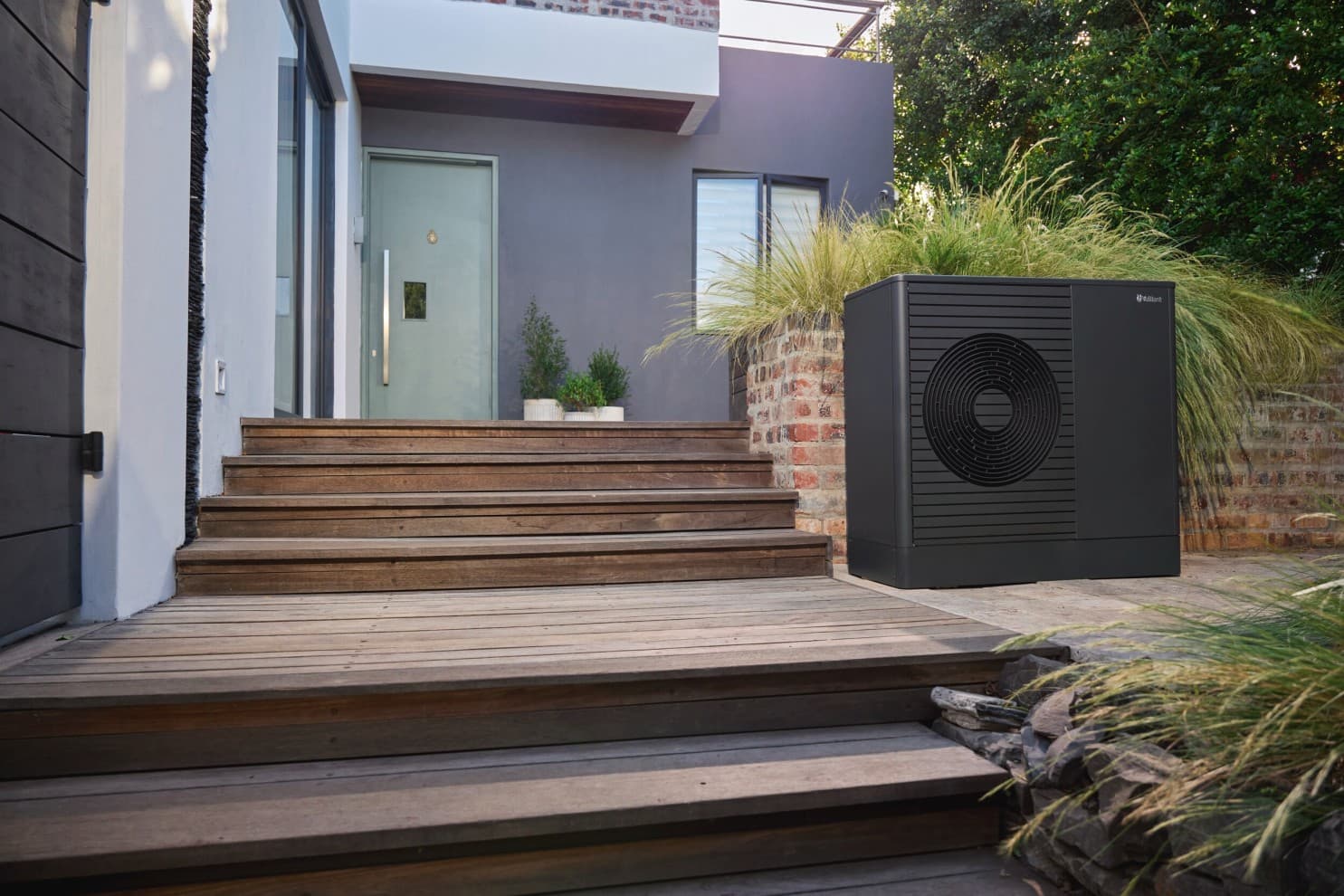 aroTHERM plus levegő-víz hőszivattyú egy új épület előtt
