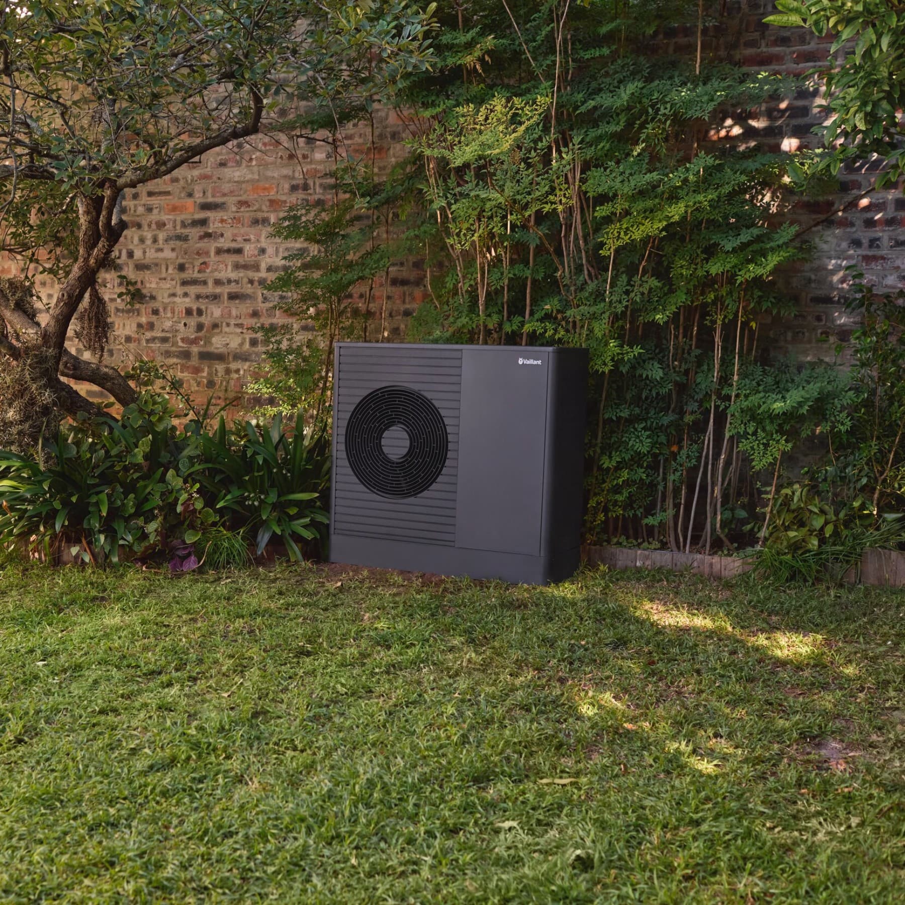 aroTHERM split levegő-víz hőszivattyú egy régi épület előtt