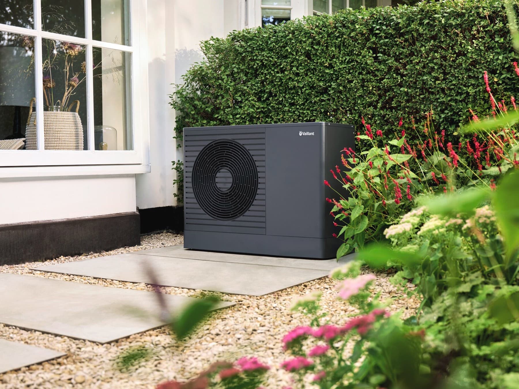 aroTHERM pro levegő-víz hőszivattyú egy ház előkertjében