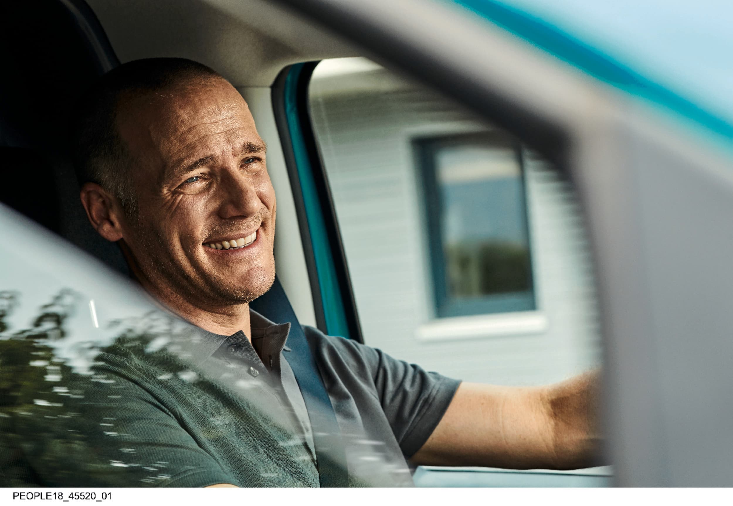 Telepítő az autóban
