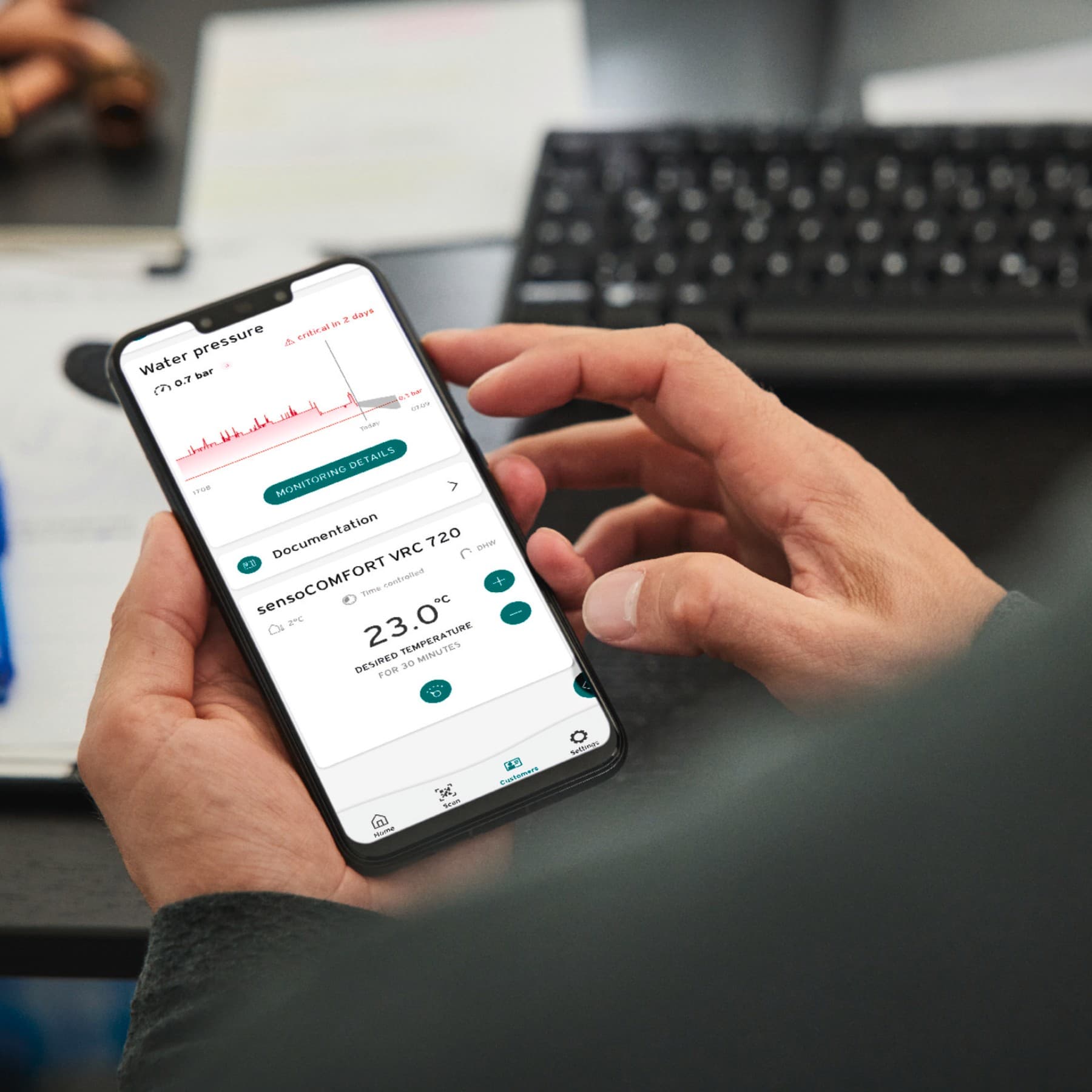monitorozási információkat megjelenítő mobiltelefon