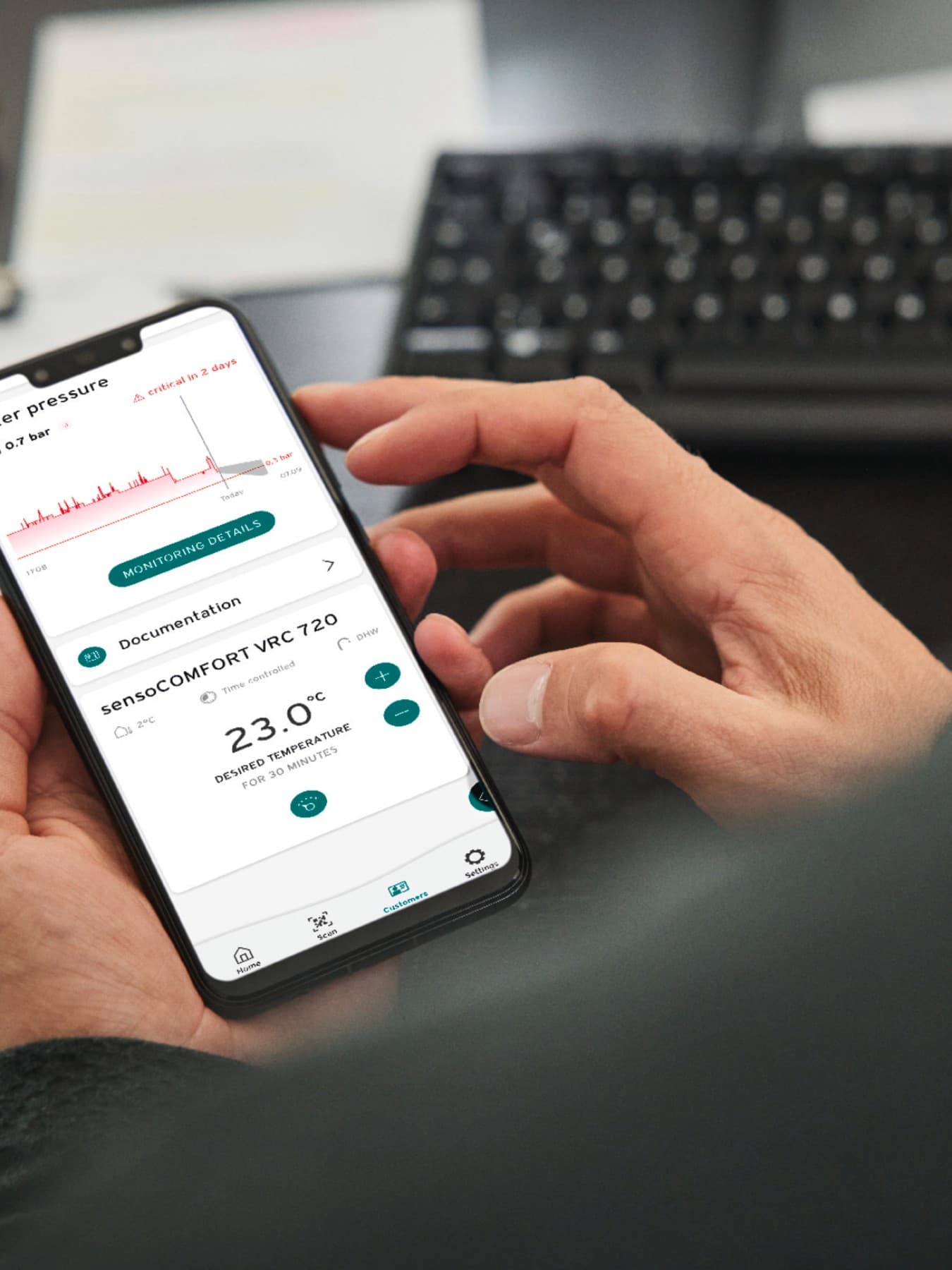 monitorozási információkat megjelenítő mobiltelefon