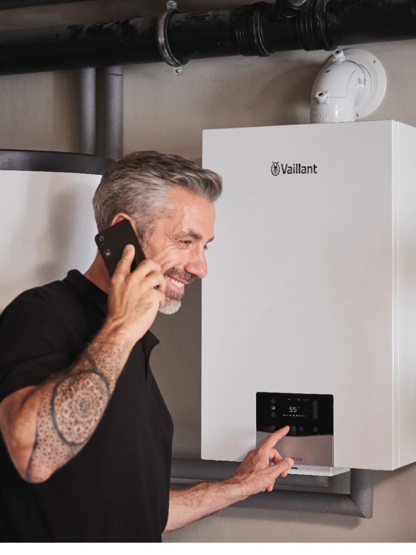 Vaillant szerelő kazánkarbantartást végez.