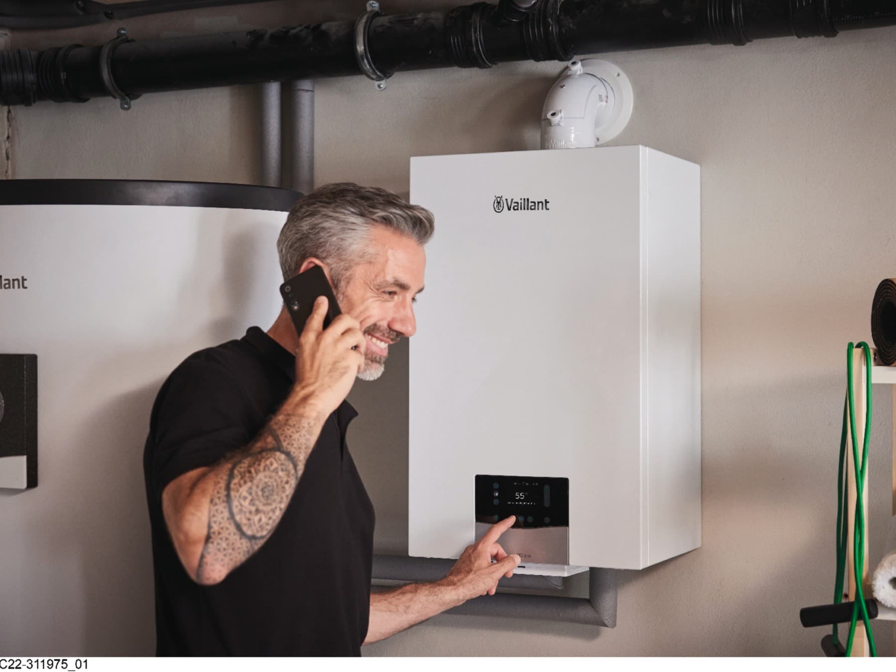 Vaillant szerelő kazánkarbantartást végez.